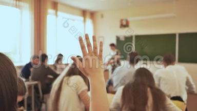 一个女学生举手回答一个问题。 俄罗斯学校。